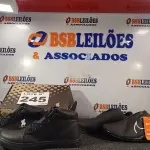 LOTE 245 - 02 – PARES DE CALÇADOS MASCULINOS Nº 40 (NO ESTADO, NÃO SABEMOS SE FUNCIONA. LEILÃO NÃO TEM GARANTIA E NEM DEVOLUÇÃO, SUJEITO A POSSÍVEIS AVARIAS VISÍVEIS/OCULTAS E/OU AUSÊNCIA DE COMPONENTES)
