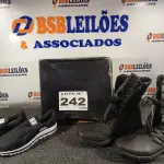 LOTE 242 - 02 – PARES DE CALÇADOS MASCULINOS Nº 42 (NO ESTADO, NÃO SABEMOS SE FUNCIONA. LEILÃO NÃO TEM GARANTIA E NEM DEVOLUÇÃO, SUJEITO A POSSÍVEIS AVARIAS VISÍVEIS/OCULTAS E/OU AUSÊNCIA DE COMPONENTES)
