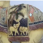 LOTE 059 - LINDA ESCULTURA ELEFANTE EM RESINA, MUITO BONITA. TAMANHO: 30CM (NO ESTADO)