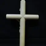 LOTE 147 - RARÍSSIMO CRUCIFIXO ÚNICO NO BRASIL EM MARFIM IMAGEM SACRA IMPORTADO DA EUROPA, ESCULPIDA EM MARFIM, CRUCIFIXO MED:33 X 19 CENTÍMETROS. (NO ESTADO)