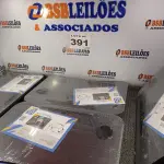 LOTE 391 - 04 - MESAS NOTEBOOK (NO ESTADO, NÃO SABEMOS SE FUNCIONA. LEILÃO NÃO TEM GARANTIA E NEM DEVOLUÇÃO, SUJEITO A POSSÍVEIS AVARIAS VISÍVEIS/OCULTAS E/OU AUSÊNCIA DE COMPONENTES)