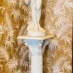 LOTE 093 - BELA ESCULTURA FEMININA EM PÓ DE MÁRMORE, AVALIADA EM 5 MIL REAIS COM BASE RICOS DETALHES. 1,52M TOTAL.  ESCULTURA: 76CM , BASE: 76CM (NO ESTADO)
