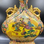 LOTE 057 - ANTIGA ANFORA DE PORCELANA IMPORTADA ORIENTAL 29 /8,5/ 33 CM DE ALTURA. (NO ESTADO)