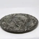 LOTE 166 - MEDALHÃO EM METAL - COM RICOS DETALHES EM ALTO RELEVO (NO ESTADO)