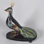 LOTE 075 - RARO CLOISONNÉ ORIENTAL, PAVÃO, COM PEANHA ORIGINAL EM MADEIRA E ESTOJO ORIGINAL. EM EXCELENTE ESTADO (NO ESTADO)
