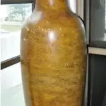 LOTE 053 - RARO VASO EM METAL NOBRE LAQUEADO OURO VELHO AVALIADA. 2 MIL REAIS TAMANHO:188 ALTURA LINDA PEÇA (NO ESTADO)
