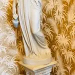 LOTE 103 - BELA ESCULTURA FEMININA AVALIADA EM 5 MIL REAIS  , EM PÓ DE MÁRMORE,  1,56M TOTAL. ESCULTURA 1,00M , BASE: 0,56CM (NO ESTADO)