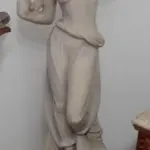 LOTE 161 - RARA ESCULTURA ITALIANA, EM MARMORITE, AVALIADA EM 4 MIL MED 160 CM (NO ESTADO)