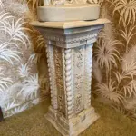 LOTE 103 - BELA ESCULTURA FEMININA AVALIADA EM 5 MIL REAIS  , EM PÓ DE MÁRMORE,  1,56M TOTAL. ESCULTURA 1,00M , BASE: 0,56CM (NO ESTADO)