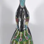 LOTE 075 - RARO CLOISONNÉ ORIENTAL, PAVÃO, COM PEANHA ORIGINAL EM MADEIRA E ESTOJO ORIGINAL. EM EXCELENTE ESTADO (NO ESTADO)