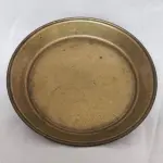 LOTE 169 - PORTA ALIANÇAS EM METAL 15 CM DE DIÂMETRO, ACOMPANHA PALITEIRO EM ESTANHO 12 CM DE ALTURA. (NO ESTADO)