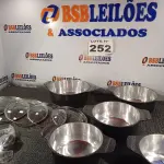 LOTE 252 - 01 - JOGO DE PANELAS EM ALUMÍNIO BATIDO GROSSO 5 PEÇAS COM TAMPA DE VIDRO (NO ESTADO, NÃO SABEMOS SE FUNCIONA. LEILÃO NÃO TEM GARANTIA E NEM DEVOLUÇÃO, SUJEITO A POSSÍVEIS AVARIAS VISÍVEIS/OCULTAS E/OU AUSÊNCIA DE COMPONENTES)