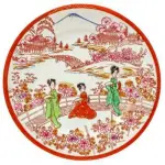 LOTE 178 - CINCO PRATOS PARA BOLO IMPORTADOS ORIENTAIS, EM PORCELANA BRANCA  CASCA DE OVO, PINTADOS À MÃO, GUEIXAS EM PAISAGEM LACUSTRE , FILETADOS NA TONALIDADE  TERRACOTA. DIÂMETRO: 17 CM. XL (NO ESTADO)