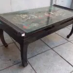 LOTE 170 - MESA DE CENTRO ORIENTAL DECORADA DO 41 CM DE ALTURA X 1,03 M X 48 CM. (NO ESTADO)