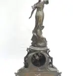 LOTE 154 - RELÍQUIA RELÓGIO FEITO DE BRONZE ANOS 70 TAMANHO: 67/19/34 OBS (FALTA UM PESINHO) (NO ESTADO)