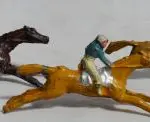 LOTE 071 - COLEÇÃO COM 28 MINIATURAS DE CAVALOS DE CORRIDA ANTIGOS DÉCADA DE 80 COM  JÓQUEIS EM CHUMBO, POLICROMADA, (NO ESTADO)