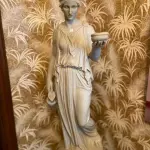 LOTE 103 - BELA ESCULTURA FEMININA AVALIADA EM 5 MIL REAIS  , EM PÓ DE MÁRMORE,  1,56M TOTAL. ESCULTURA 1,00M , BASE: 0,56CM (NO ESTADO)