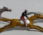 LOTE 071 - COLEÇÃO COM 28 MINIATURAS DE CAVALOS DE CORRIDA ANTIGOS DÉCADA DE 80 COM  JÓQUEIS EM CHUMBO, POLICROMADA, (NO ESTADO)
