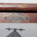 LOTE 104 - RARA BALANÇA DE PRECISÃO IMPORTADA SARTORIUS WERKE FABRICADO PELA GOTTINGEN POR VOLTA DE 1930. (NO ESTADO)