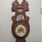 LOTE 150 - RELÓGIO EM MADEIRA TRABALHADA  90 CM (NO ESTADO)