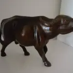 LOTE 174 - ESCULTURAS EM MADEIRA NOBRE,MAIS ESCULTURA RARA TOURO EM JACARANDÁ (COM AVARIAS) (NO ESTADO)