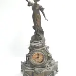LOTE 154 - RELÍQUIA RELÓGIO FEITO DE BRONZE ANOS 70 TAMANHO: 67/19/34 OBS (FALTA UM PESINHO) (NO ESTADO)