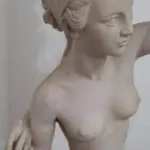 LOTE 161 - RARA ESCULTURA ITALIANA, EM MARMORITE, AVALIADA EM 4 MIL MED 160 CM (NO ESTADO)