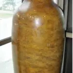 LOTE 053 - RARO VASO EM METAL NOBRE LAQUEADO OURO VELHO AVALIADA. 2 MIL REAIS TAMANHO:188 ALTURA LINDA PEÇA (NO ESTADO)