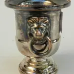 LOTE 128 - RARO PORTA CIGARROS DE METAL PRATEADO  DIÂMETRO 6CM E ALTURA 8CM (NO ESTADO)
