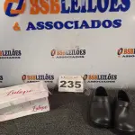 LOTE 235 - 02 – PARES DE CALÇADOS FEMININO Nº 34 (NO ESTADO, NÃO SABEMOS SE FUNCIONA. LEILÃO NÃO TEM GARANTIA E NEM DEVOLUÇÃO, SUJEITO A POSSÍVEIS AVARIAS VISÍVEIS/OCULTAS E/OU AUSÊNCIA DE COMPONENTES)