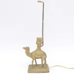 LOTE 149 - LUMINÁRIA EM BRONZE IMAGEM DE CAMELO. ALTURA. 30 CM.$70,00