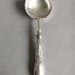 LOTE 105 - LINDA CONCHA ESPESSURADA A PRATA. MEDE 23 CM(NO ESTADO)