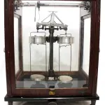 LOTE 104 - RARA BALANÇA DE PRECISÃO IMPORTADA SARTORIUS WERKE FABRICADO PELA GOTTINGEN POR VOLTA DE 1930. (NO ESTADO)