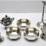 LOTE 165 - LOTE COM VINTE PEÇAS DIVERSAS ESPESSURADA À PRATA. VÁRIOS TAMANHOS O MAIOR 28 CM DA (NO ESTADO)