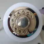 LOTE 084 - RARO TELEFONE ANOS 70. EM PLÁSTICO CROMADO E MECANISMO EM CAIXA DE ACRÍLICO MEDIDAS 24 CM COMP X 14,5 CM LARG X 19 CM ALT (NO ESTADO)