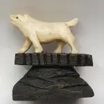 LOTE 055 - MINI ESCULTURA  EM MARFIM REPRESENTANDO TIGRE33 MM  X 38 MM  X 23 MM  (NO ESTADO)