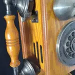 LOTE 091 - TELEFONE ANTIGO EM MADEIRA CARVALHO,  EM EXCELENTE ESTADO, PEÇA QUE SEGURA O  FONE FALTANDO PEDACINHO, 45 CM DE ALTURA, (NO ESTADO)