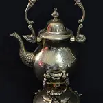 LOTE 172 - SAMOVAR EM BRONZE POLIDO 32 CM DE ALTURA. (NO ESTADO)