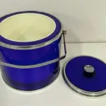 LOTE 106 - CONJUNTO DE BEBIDAS COM BALDE DE GELO COM APLIQUES DE METAL E CONJUNTO DE  SERVIÇO EM PRATA 90 COM DOSADOR, PINÇA E MISTURADOR . MARCA :  BELINI (NO ESTADO)