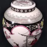 LOTE 116 - ANTIGO POTICHE DE COLEÇÃO NO ESTILO CHINES,  EM PORCELANA MED 26X20 CM.(NO ESTADO)