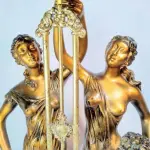 LOTE 067 - LINDO RELÓGIO DE MESA ITALIANO, PATINADO A OURO,. MED 70X33X18 CM (NO ESTADO)
