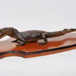 LOTE 079 - LINDO ENFEITE JACARÉ TAXIDERMIA, MUITO BOM CONSERVADO  28 CM POR 62 CM PEÇA RARA (NO ESTADO)