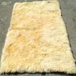 LOTE 171 - TAPETE IMPORTADO PELE DE CORDEIRO LEGITIMO, COR BRANCA, COM FORRO EM ALGODÃO,150X100 CM. (NO ESTADO)