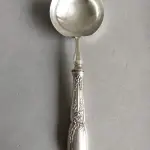 LOTE 105 - LINDA CONCHA ESPESSURADA A PRATA. MEDE 23 CM(NO ESTADO)