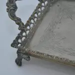 LOTE 127 - BANDEJA EM METAL, GALERIA VAZADA, MED. 45X17 CM. (NO ESTADO)