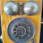 LOTE 091 - TELEFONE ANTIGO EM MADEIRA CARVALHO,  EM EXCELENTE ESTADO, PEÇA QUE SEGURA O  FONE FALTANDO PEDACINHO, 45 CM DE ALTURA, (NO ESTADO)