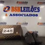 LOTE 245 - 02 – PARES DE CALÇADOS MASCULINOS Nº 40 (NO ESTADO, NÃO SABEMOS SE FUNCIONA. LEILÃO NÃO TEM GARANTIA E NEM DEVOLUÇÃO, SUJEITO A POSSÍVEIS AVARIAS VISÍVEIS/OCULTAS E/OU AUSÊNCIA DE COMPONENTES)