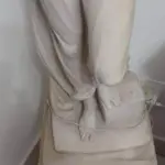 LOTE 161 - RARA ESCULTURA ITALIANA, EM MARMORITE, AVALIADA EM 4 MIL MED 160 CM (NO ESTADO)