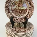 LOTE 129 - LOTE COM 14 PRATOS DE SOBREMESA DE LOUÇA IMPORTADOS  INGLESA (NO ESTADO)