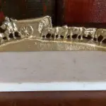 LOTE 173 - ESCULTURA EM BRONZE BASE EM MÁRMORE 30X10CM (NO ESTADO)